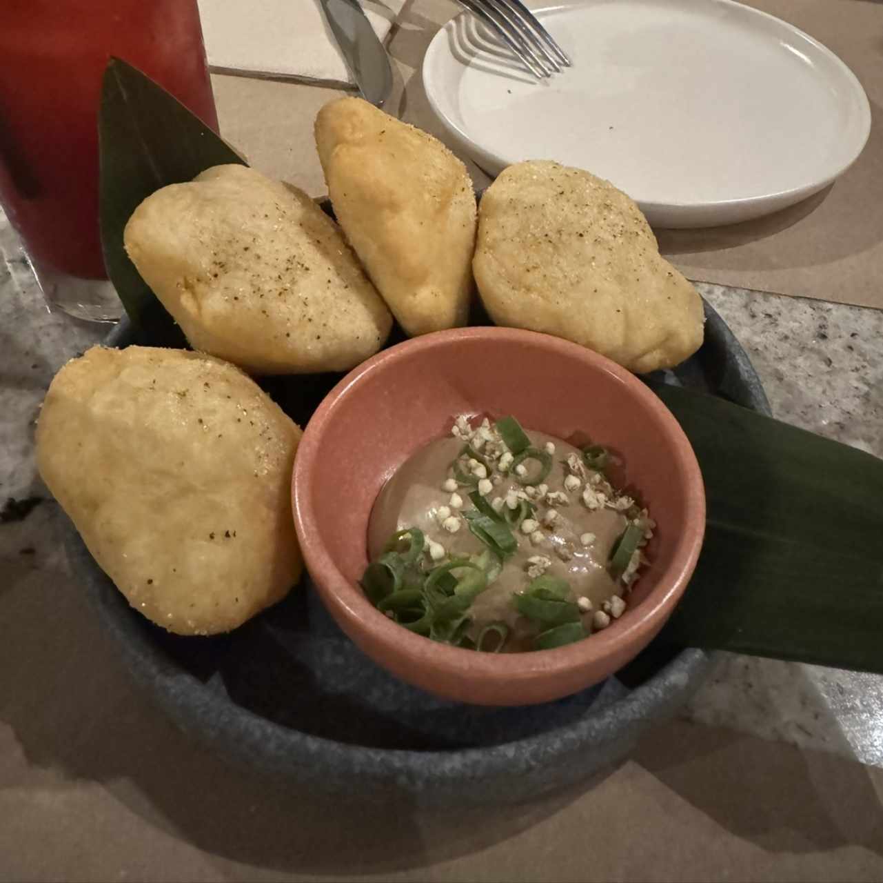 Hojaldres con Mayonesa de Ajo Negro