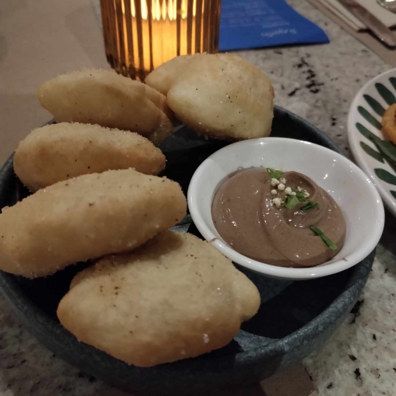 Hojaldres con Mayonesa de Ajo Negro