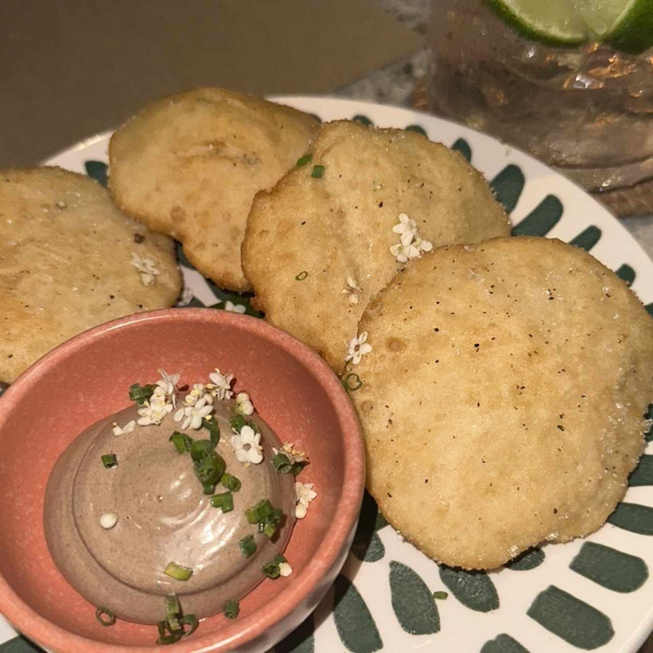 Hojaldres con Mayonesa de Ajo Negro