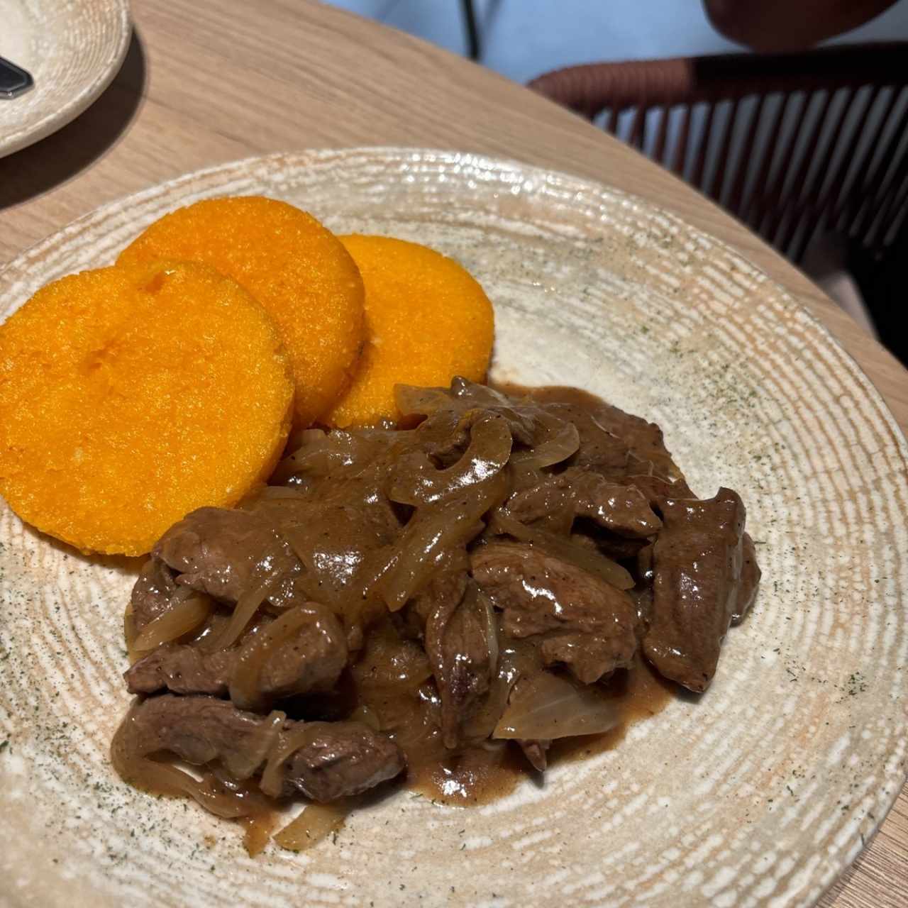 Bisteck Encebollado con Tortilla