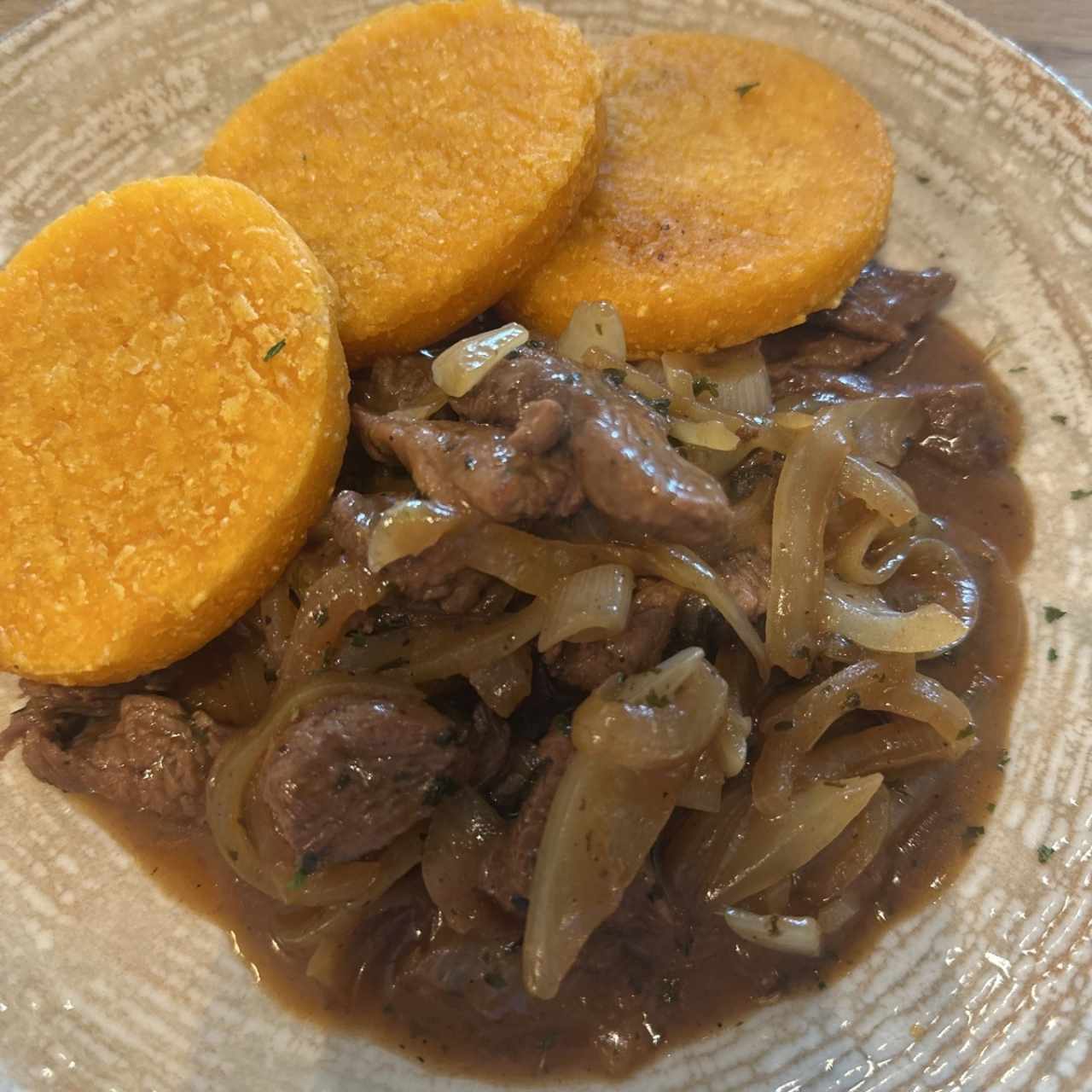 Bisteck Encebollado con Tortilla