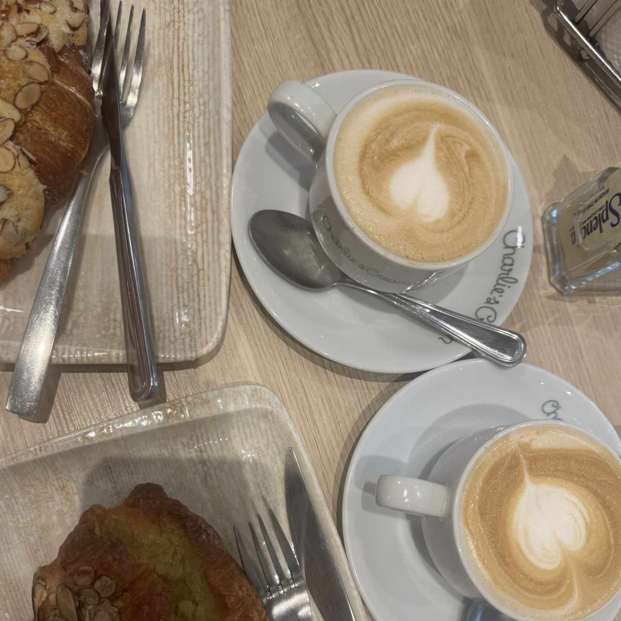 Latte | Capuccino y Croissant de Almendras 