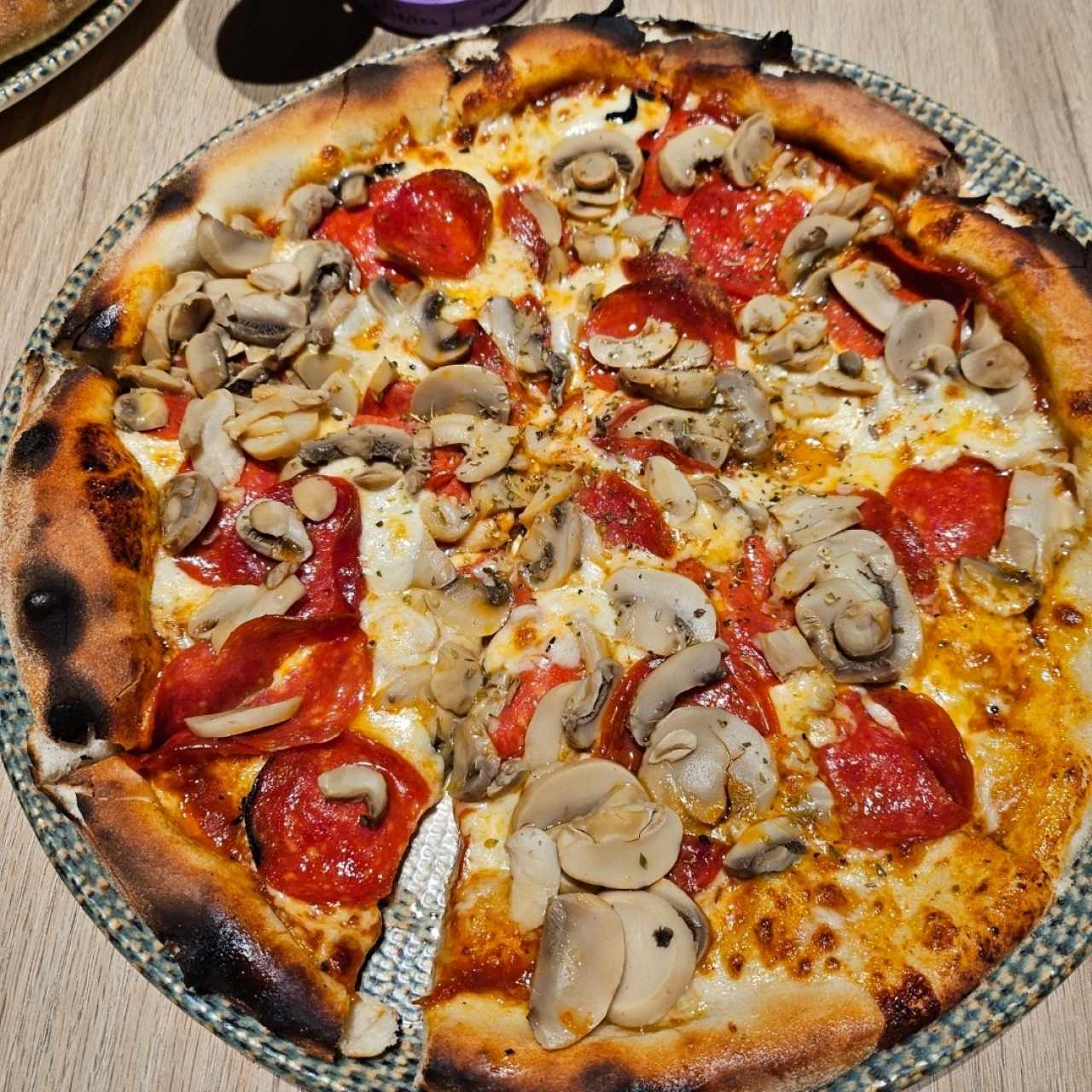 pizza de peperoni con hongos