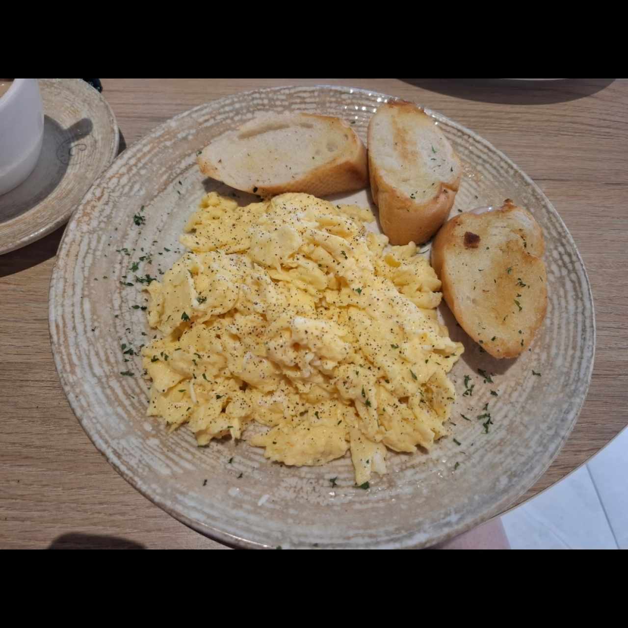 Huevos Revueltos con pan