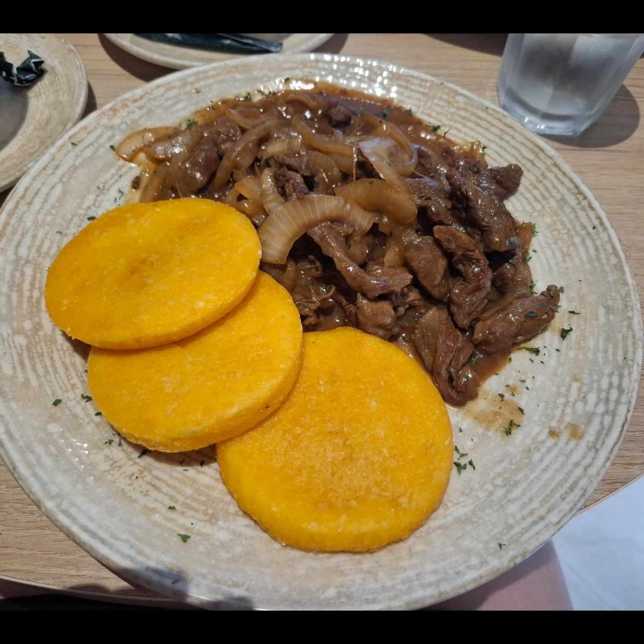 Bisteck Encebollado con Tortilla