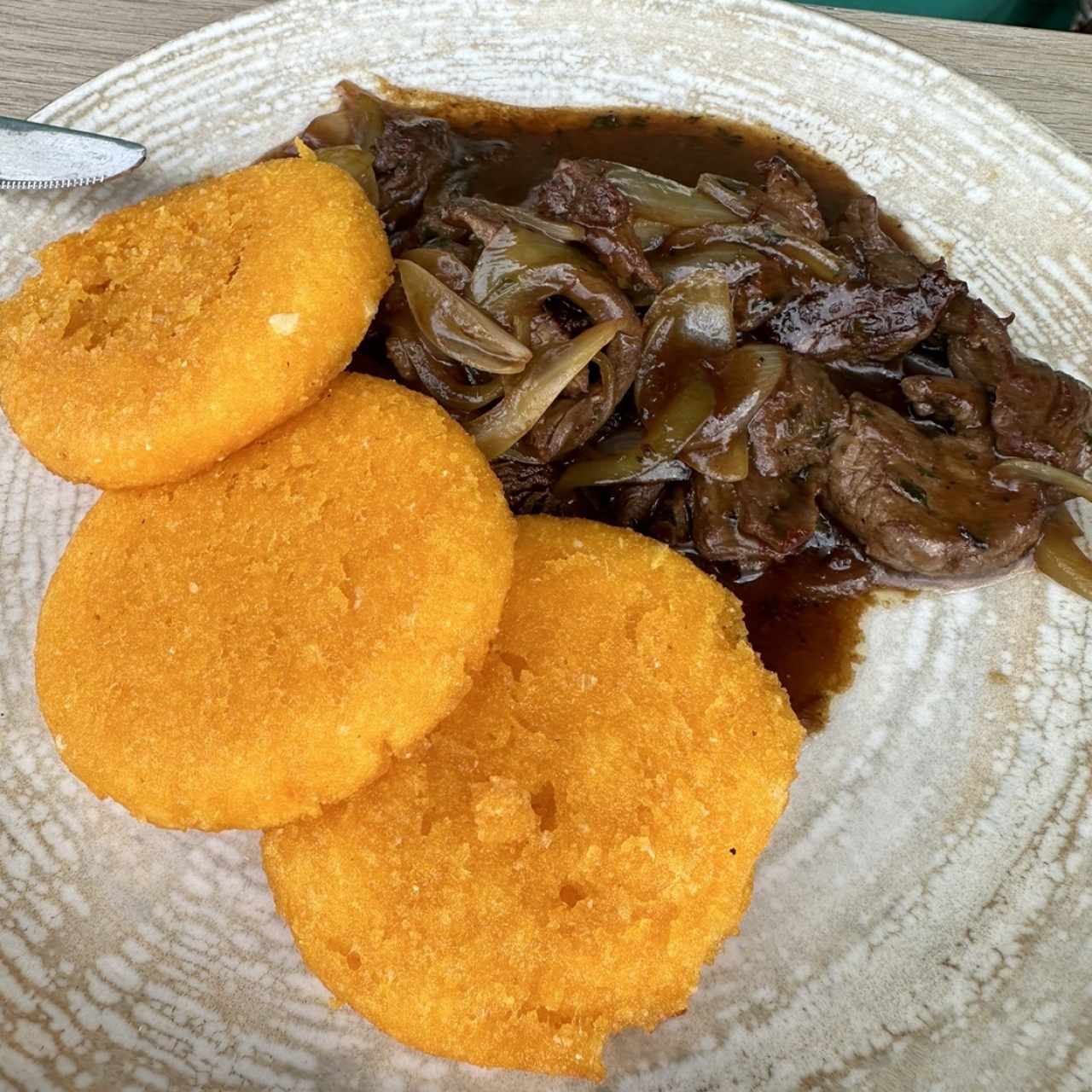 Bisteck Encebollado con Tortilla