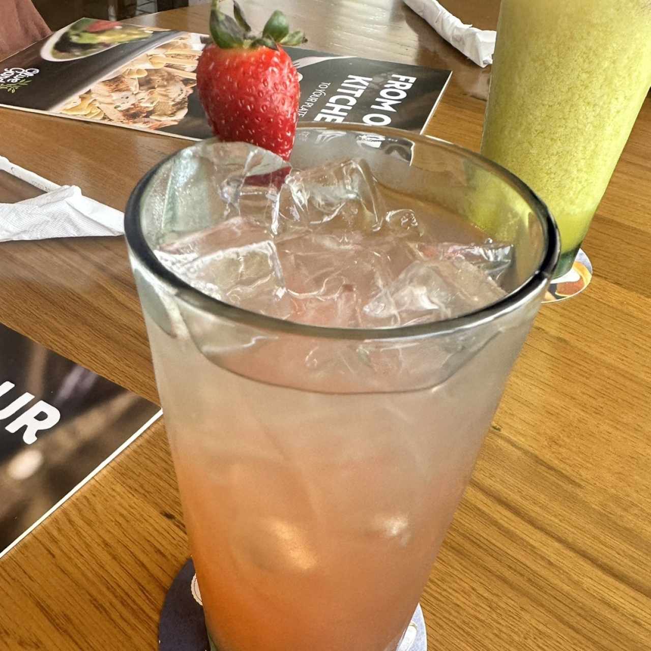 Limonada de fresa con maracuyá