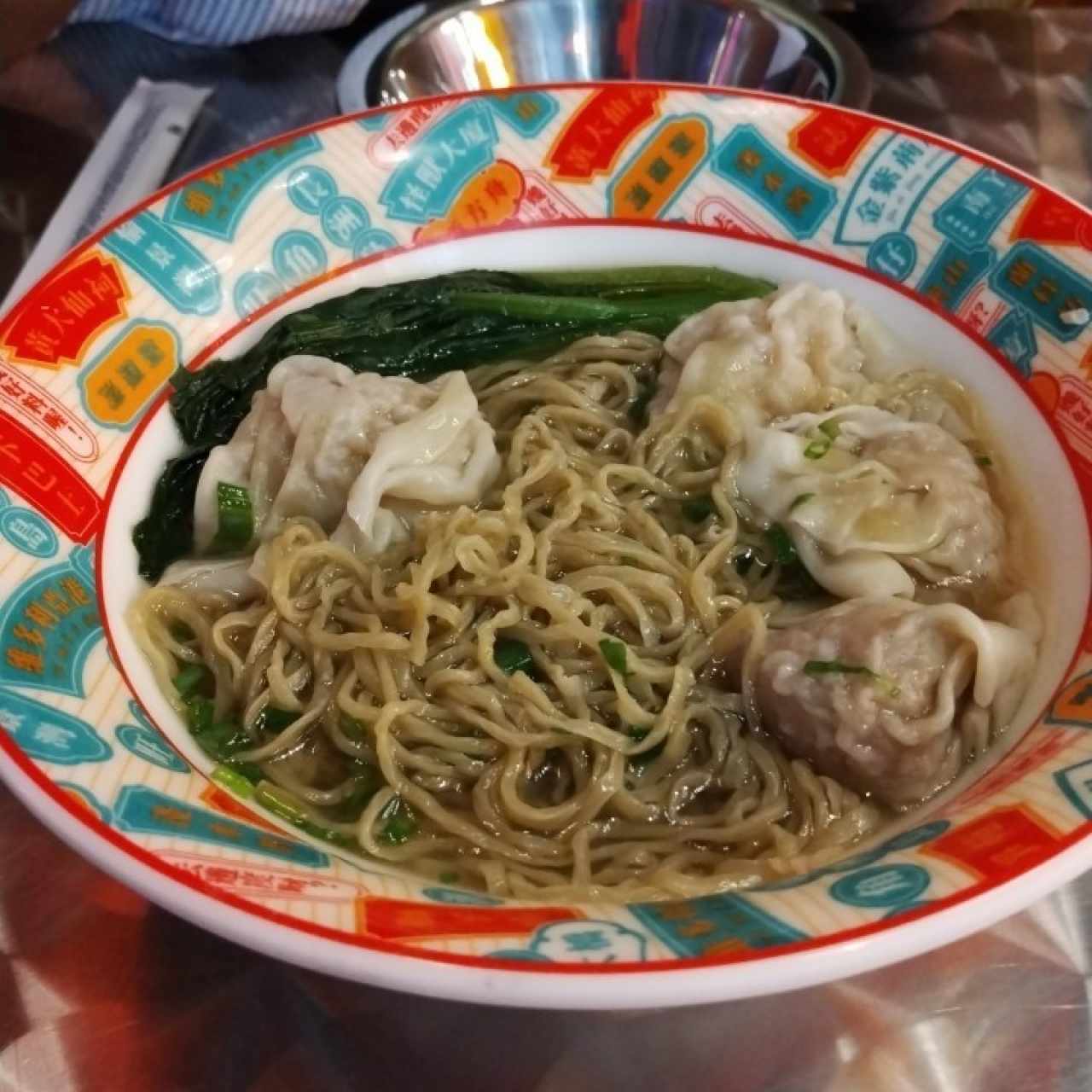 Wanton de puerco con camarón y fideos