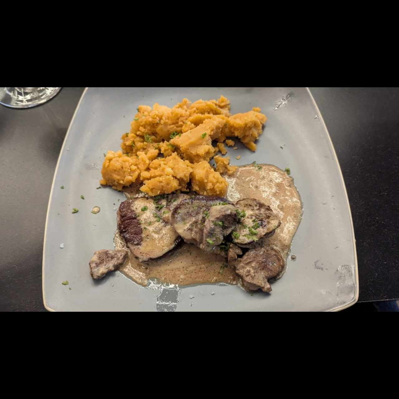 Dados de res a la pimienta con puré rustico