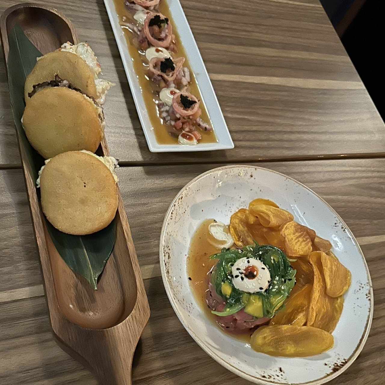 Emboscada Inicial - Dúo de Arepas, tuna tartar y tiraditos 