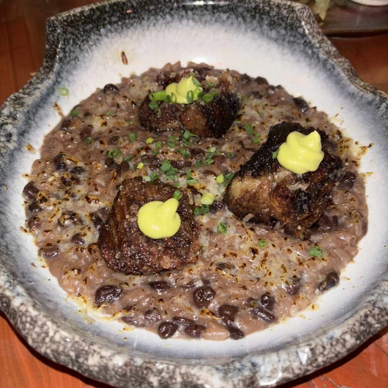 RISOTTO DE FRIJOLES NEGROS Y SHORT RIB