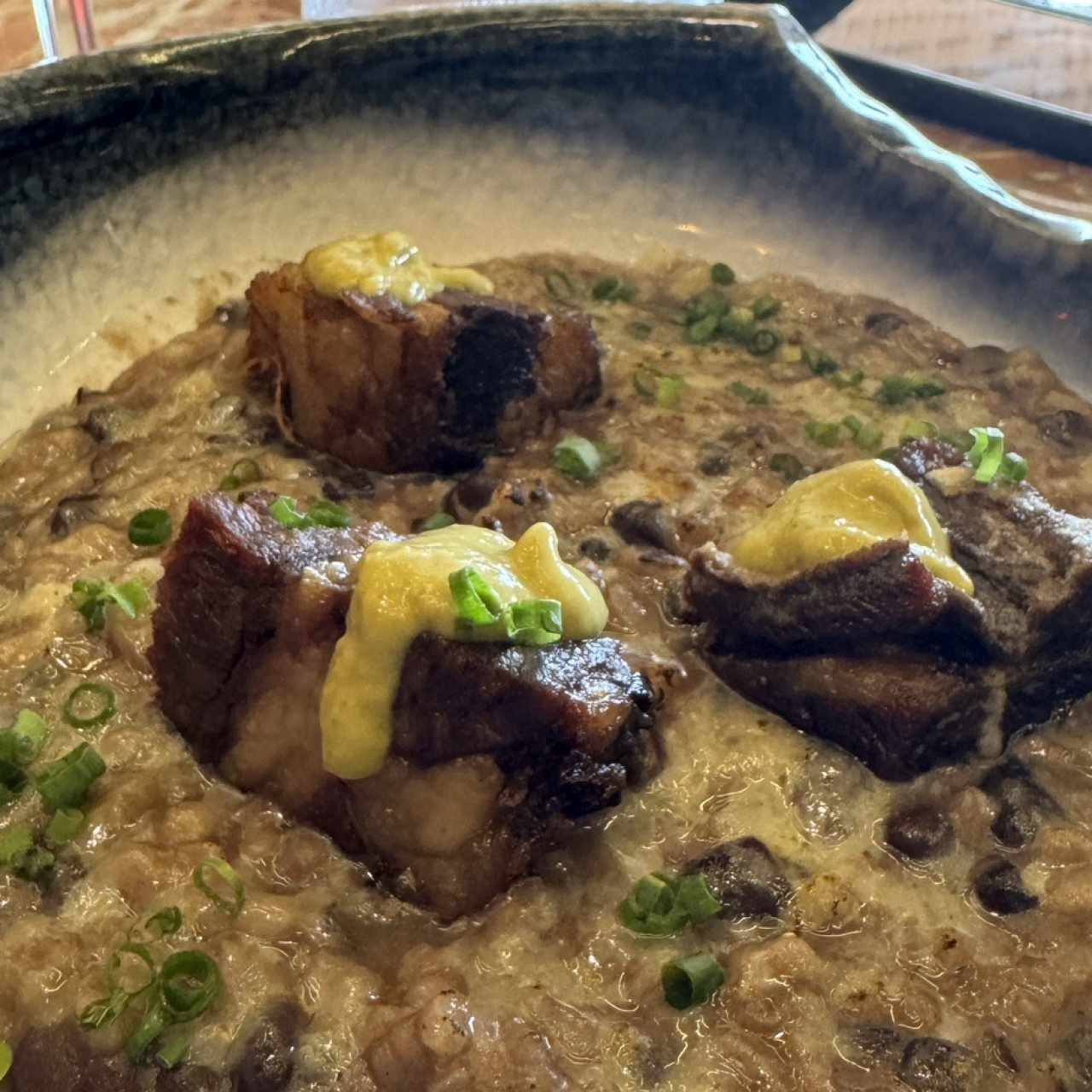 RISOTTO DE FRIJOLES NEGROS Y SHORT RIB