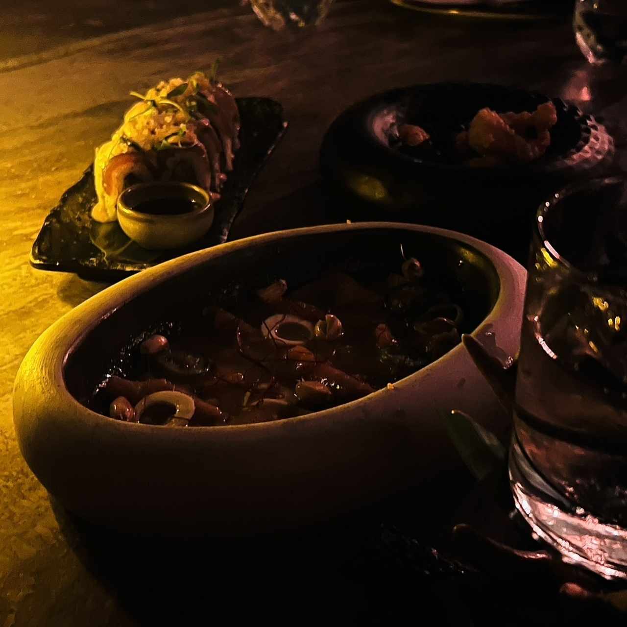 Rollos de atún, camarones tempura y tiras de salmón 