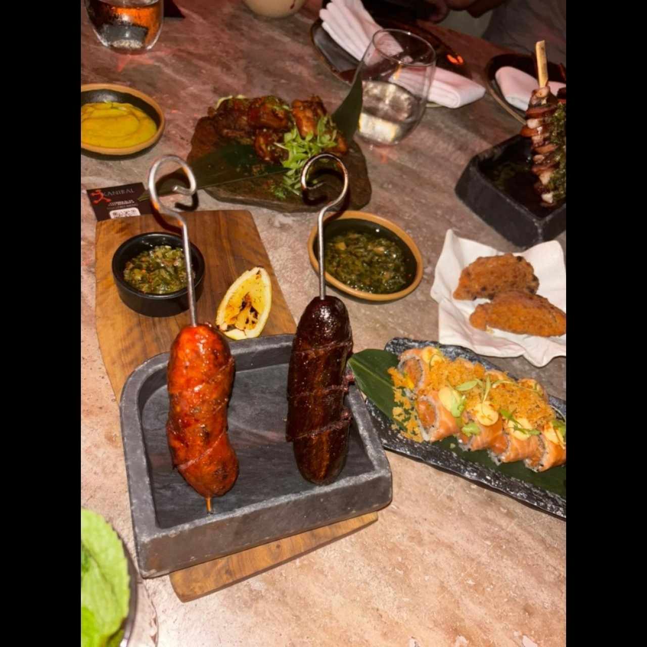 PARA COMPARTIR - SPICY SALMON ROLL, MORCILLA Y CHORIZO, PORK BITE