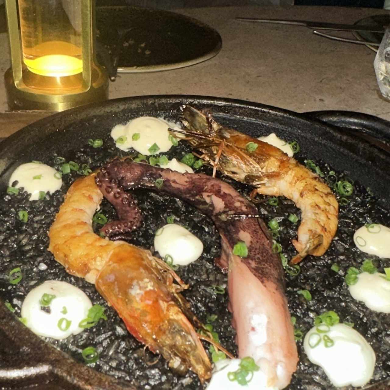 Arroz negro con langostinos y pulpo