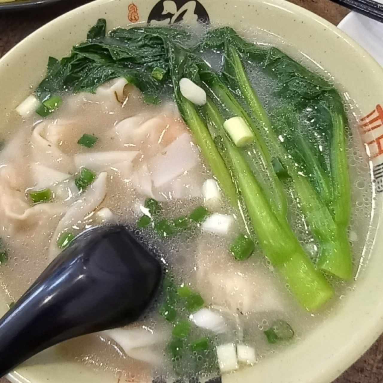 sopa de wanton con camarones