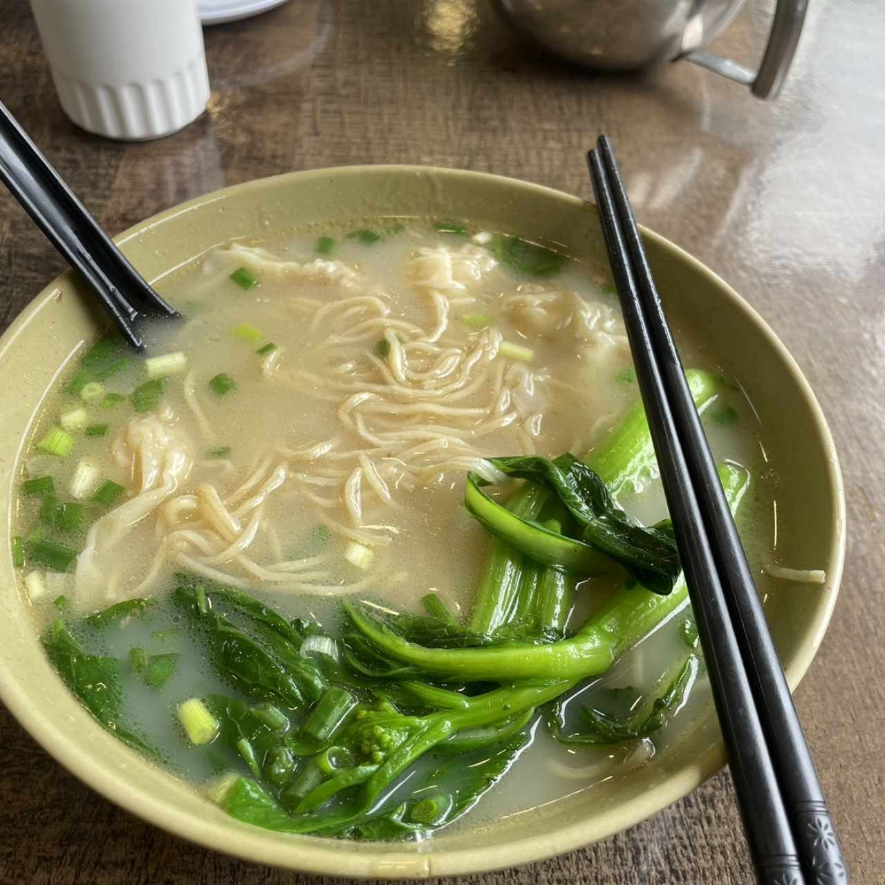 Sopa de Wonton de Camarones con Fideos