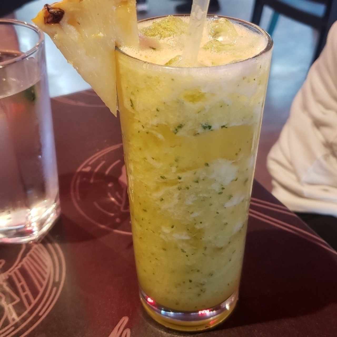 jugo de piña con hierbabuena