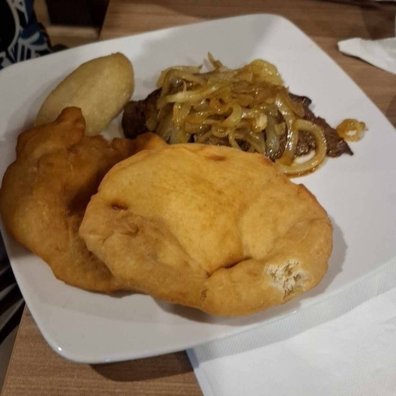 Bistec de Hígado Encebollado con Hojaldra y Carimañola adicional