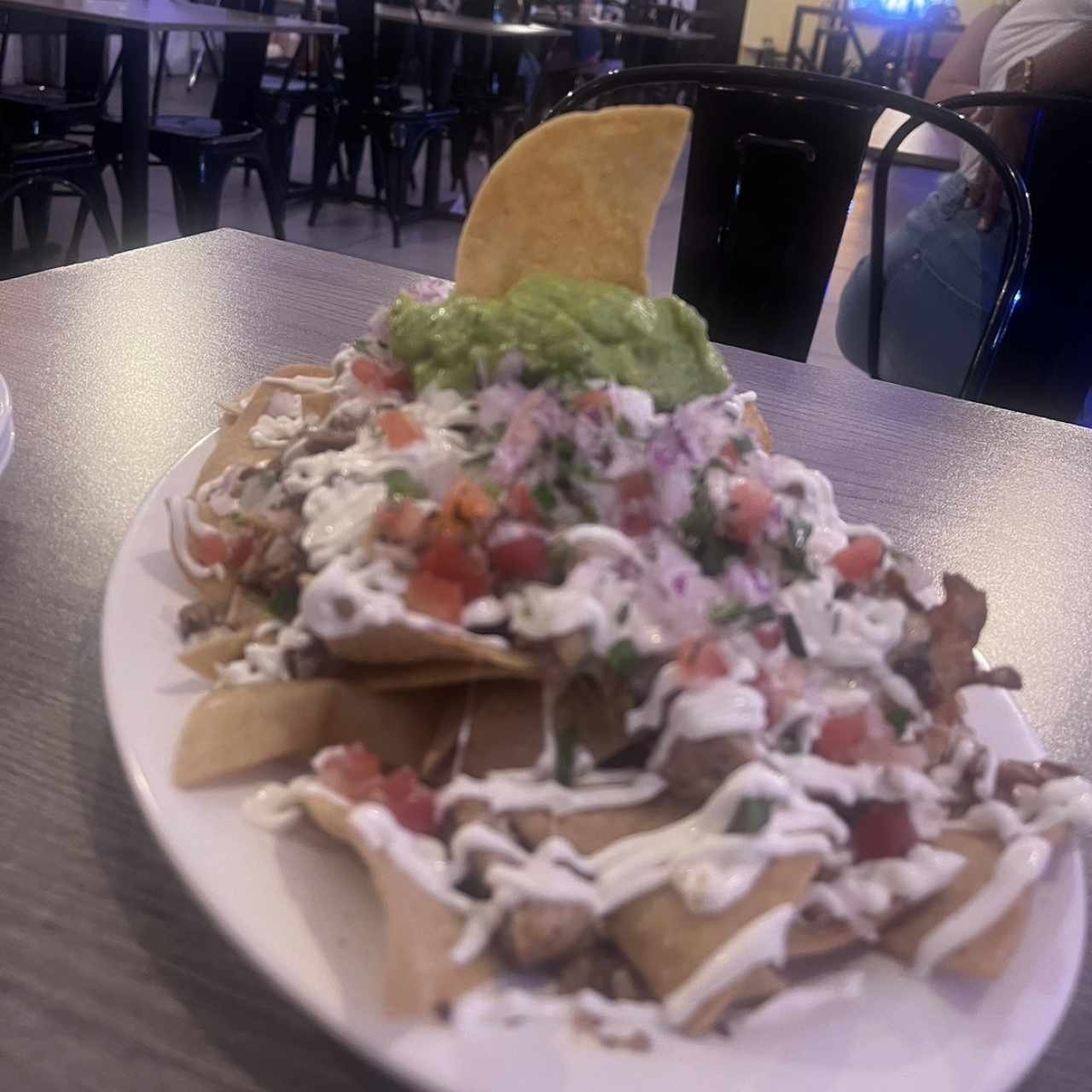 Nachos con guacamole pico de gallo y pollo