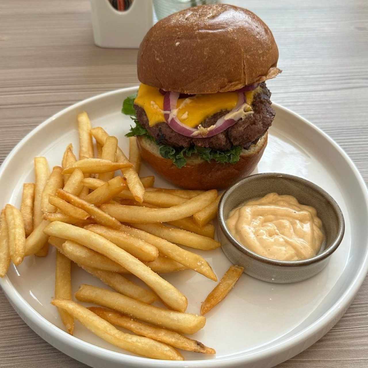 MENÚ DEL DÍA - HAMBURGUESA LA CLÁSICA (190gr Carne Grass Fed., Lechuga, Tomate, Cebolla. Queso Americano y Salsita Numo, acompañada de Papas Fritas)