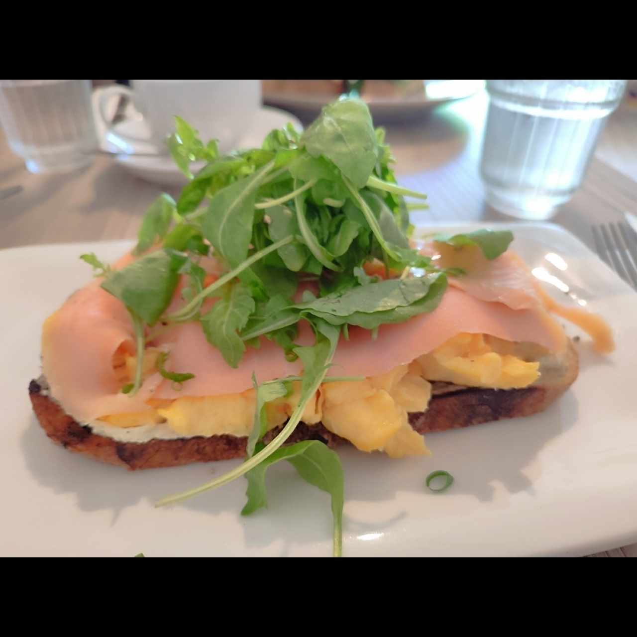 Huevos y Salmón Ahumado