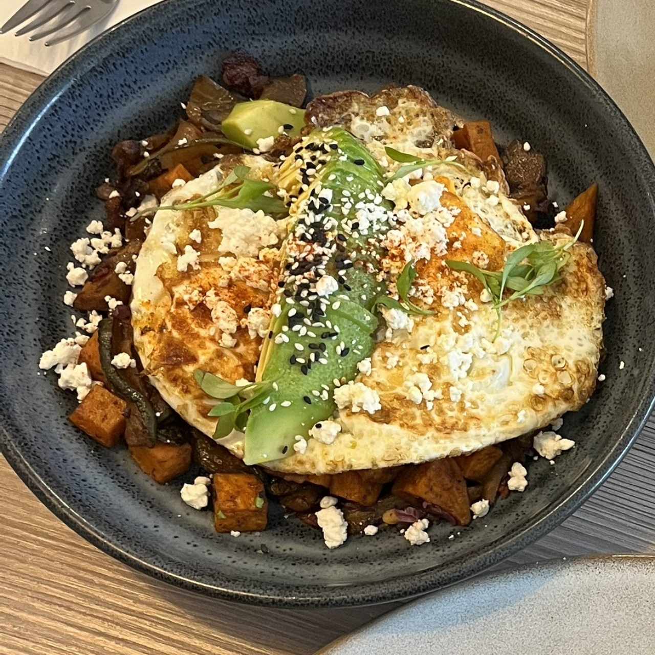 Huevos revueltos, papitas asadas y aguacate