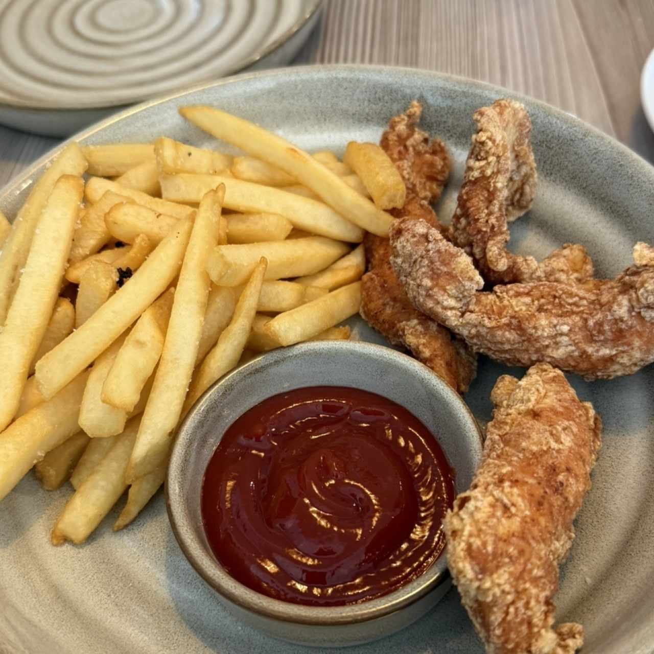 Deditos de pollo GF con papas fritas