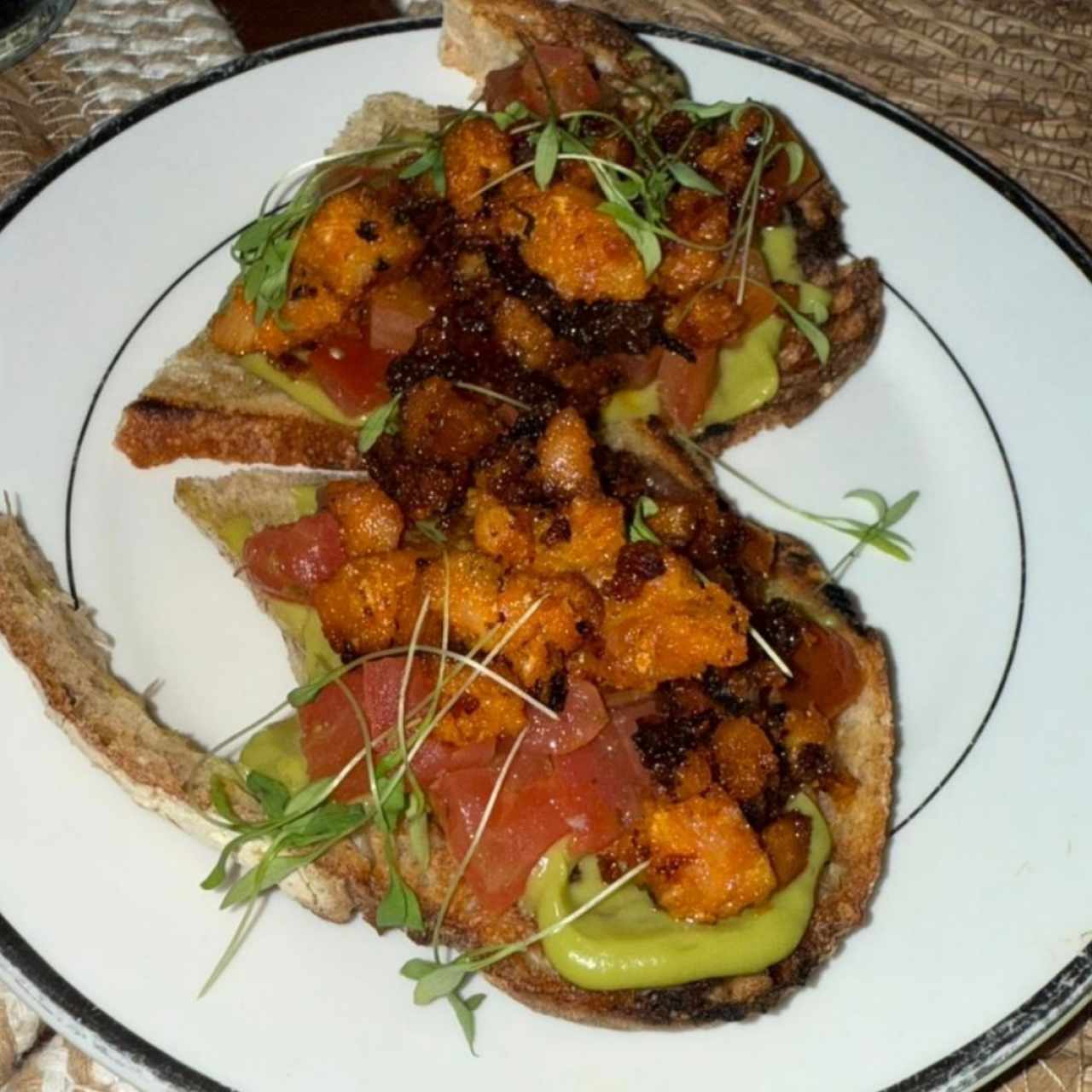 Avotoast con chorizo tableño o jamón ibérico