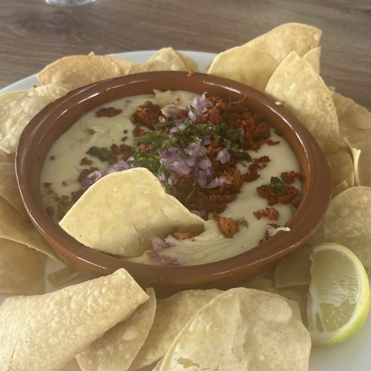 Queso fundido con chorizo