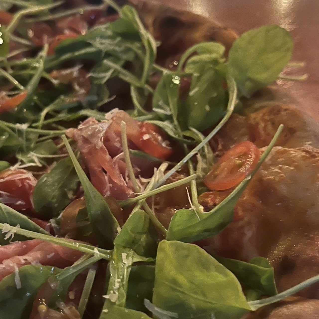 Pizza de prosciutto con arugula