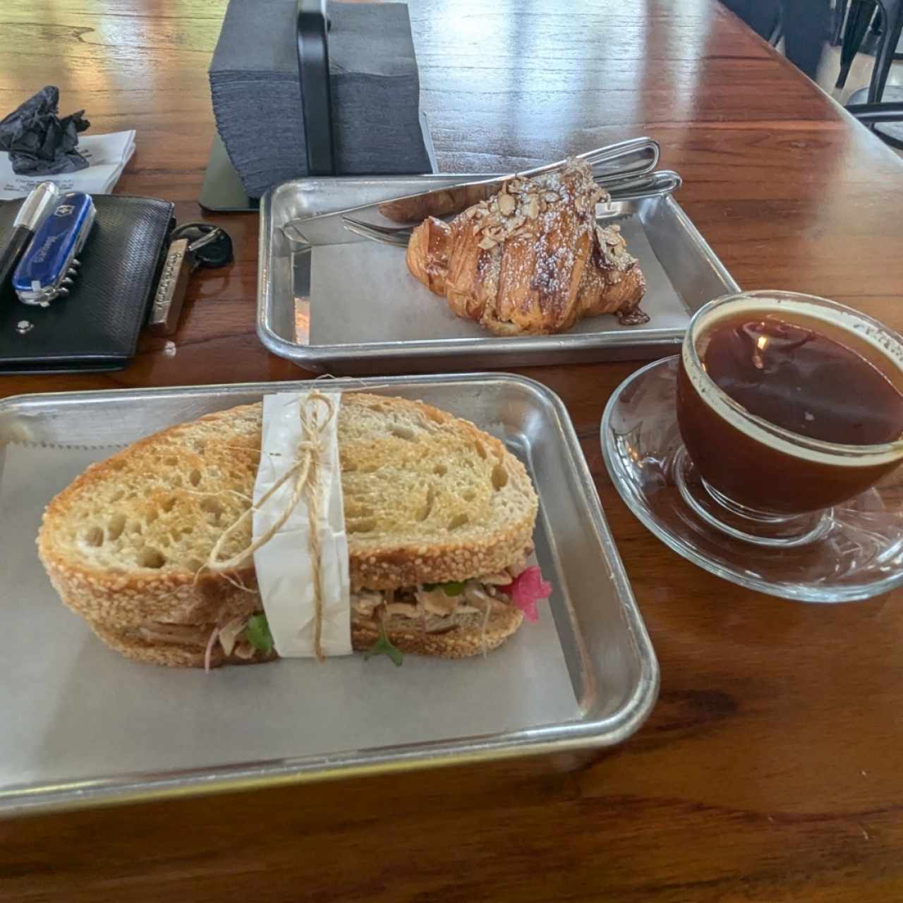 Emparedado de Pollo y Café americano 