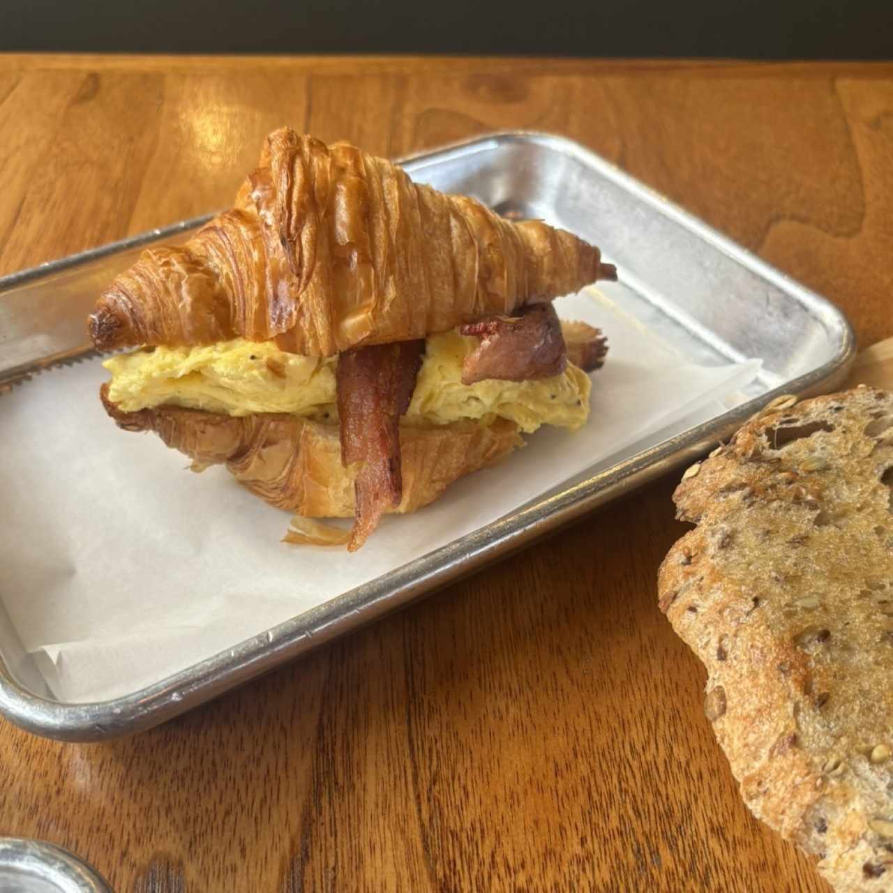 Croissant de huevo y bacon