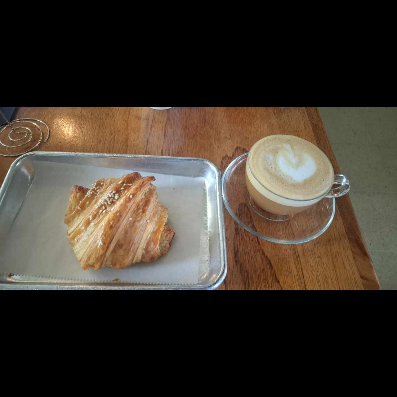 croissant jamón + queso y capuchino con Leche de almendras 