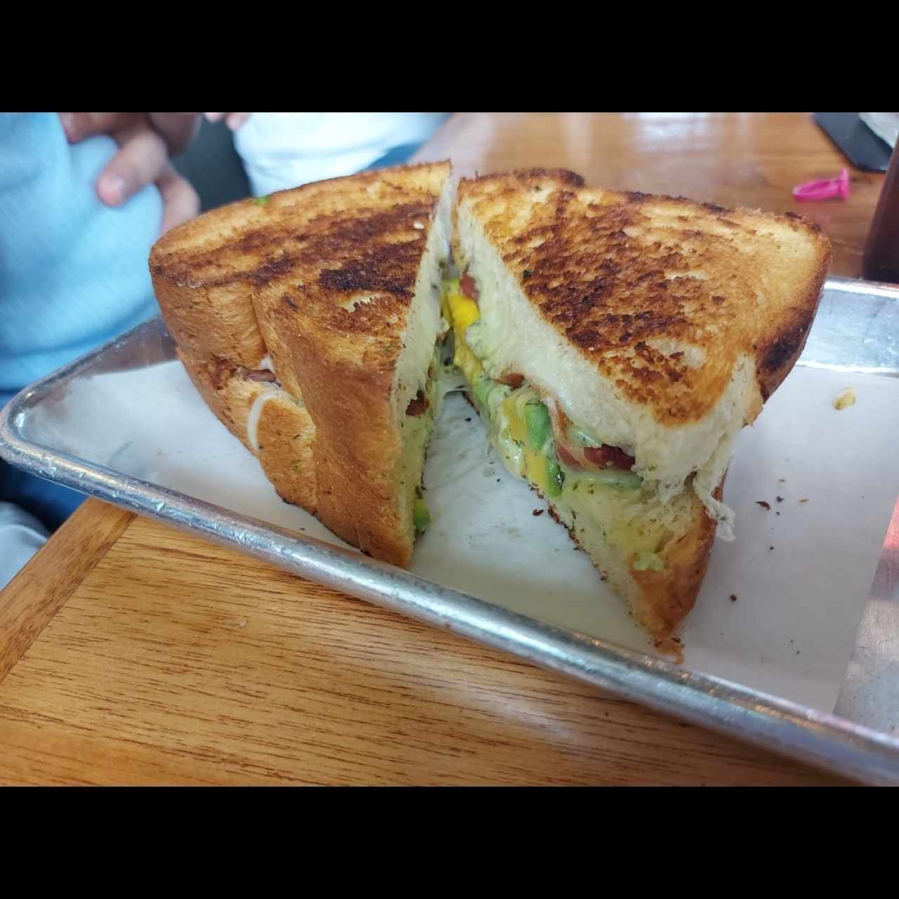 emparedado de bacon con aguacate