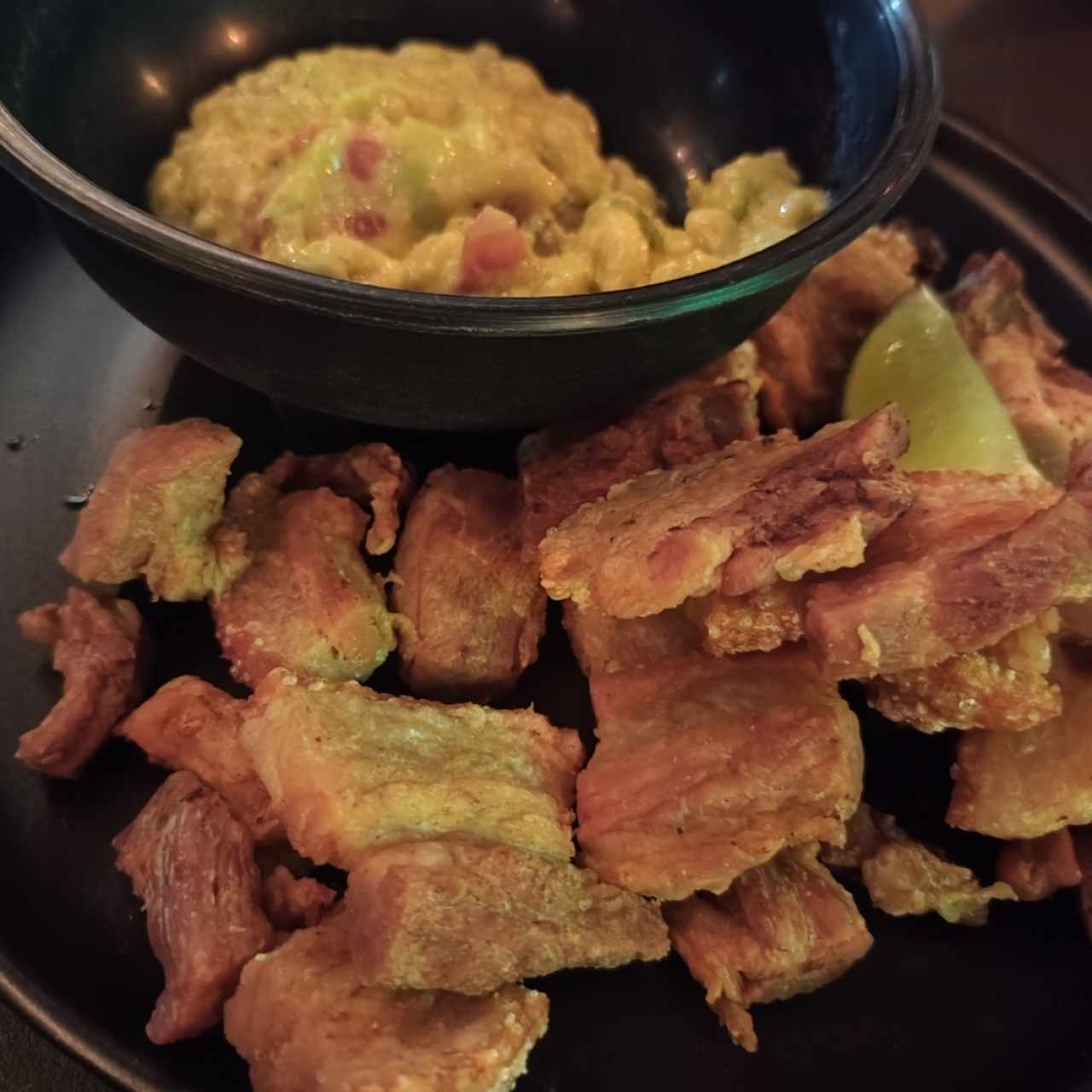 Entradas - CHICHARRÓN CON GUACAMOLE