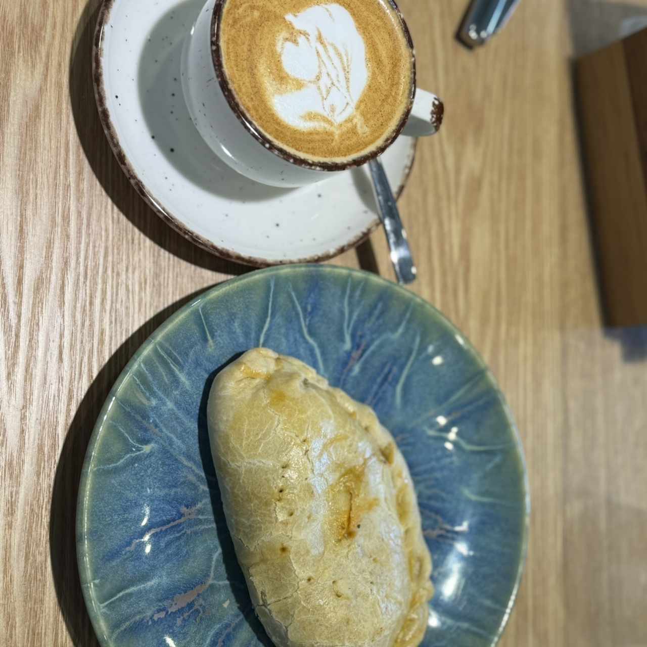 Empanada de pollo y capucchino 