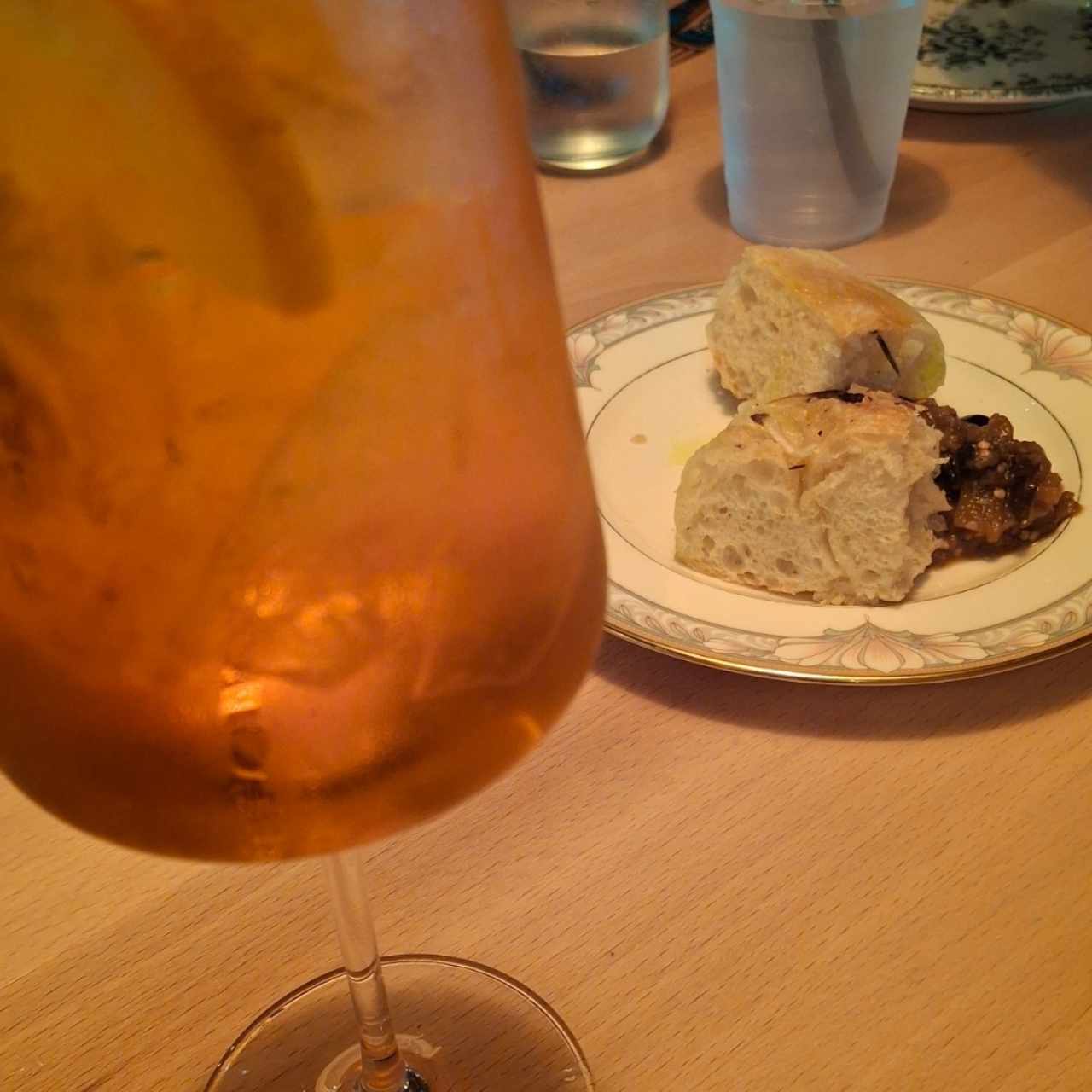 apperol spritz + focaccia y berenjena