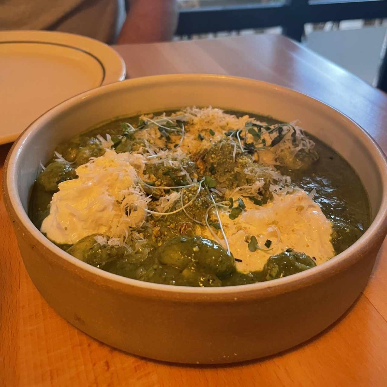 Gnocchi de papa con pesto y stracciatella