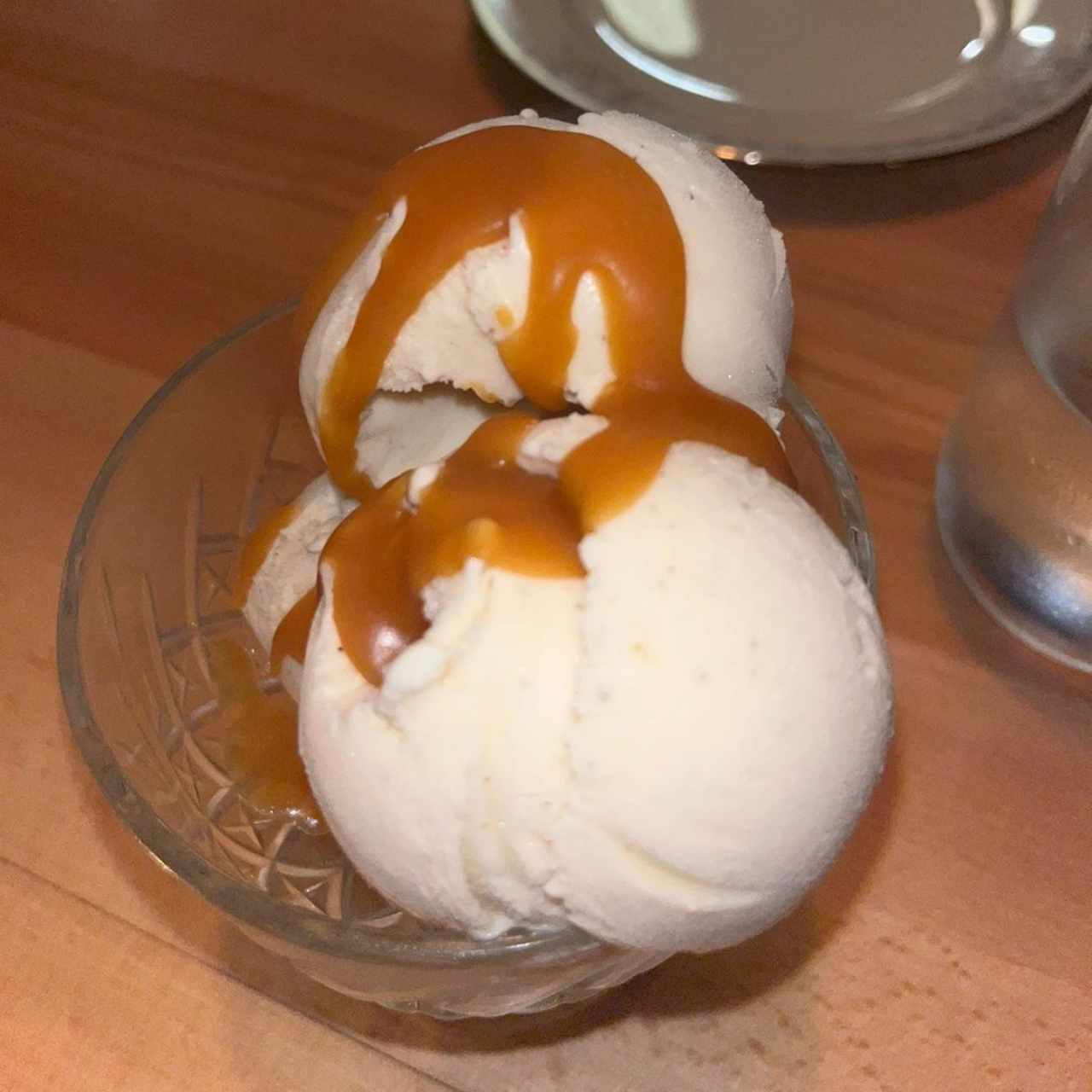 Helado de vainilla con caramelo