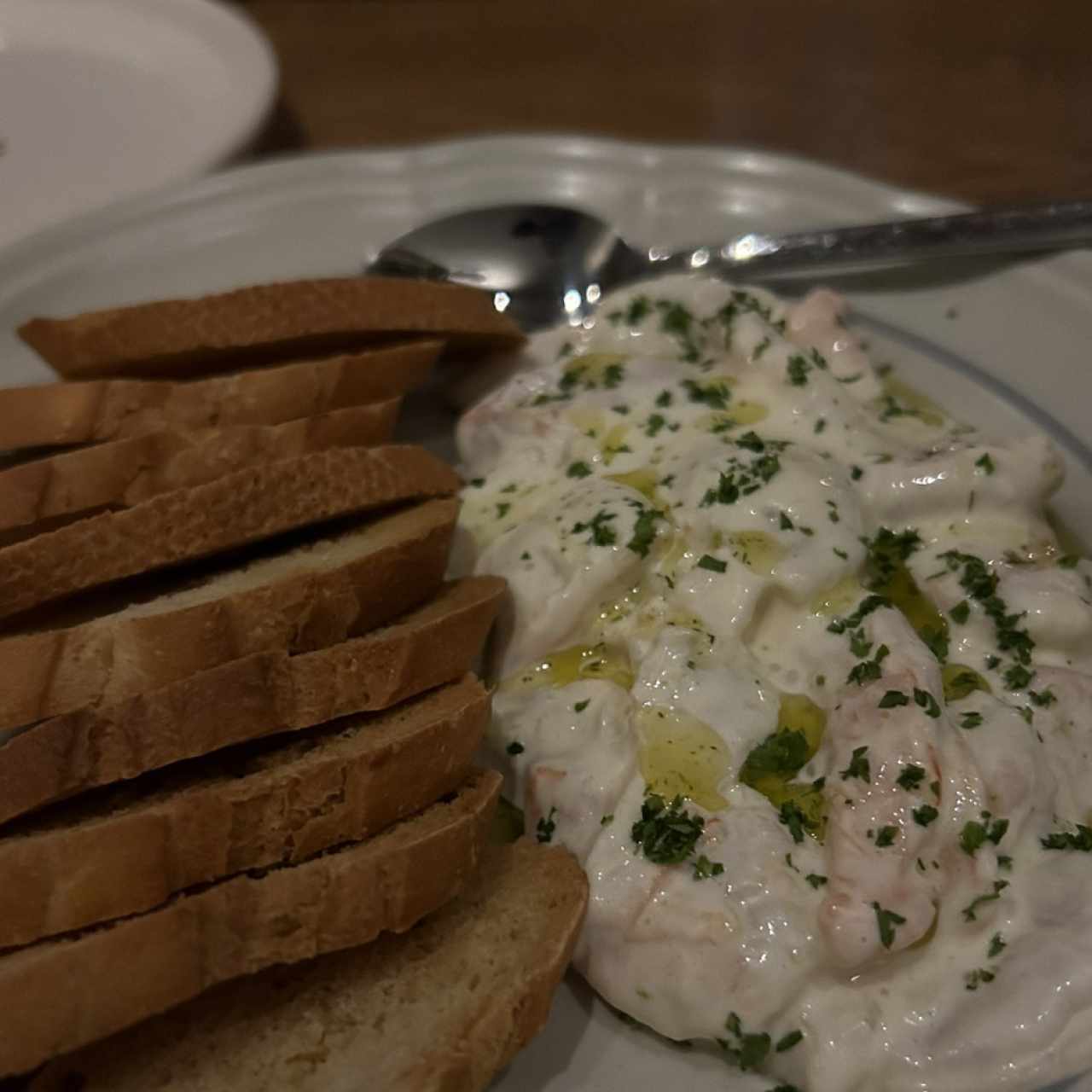 Cocktail de camarones a la inglesa con aceite de eneldo