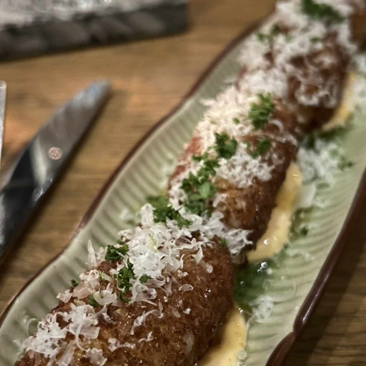 Croquetas de queso feta, alioli de pimentón, miel de abeja spicy