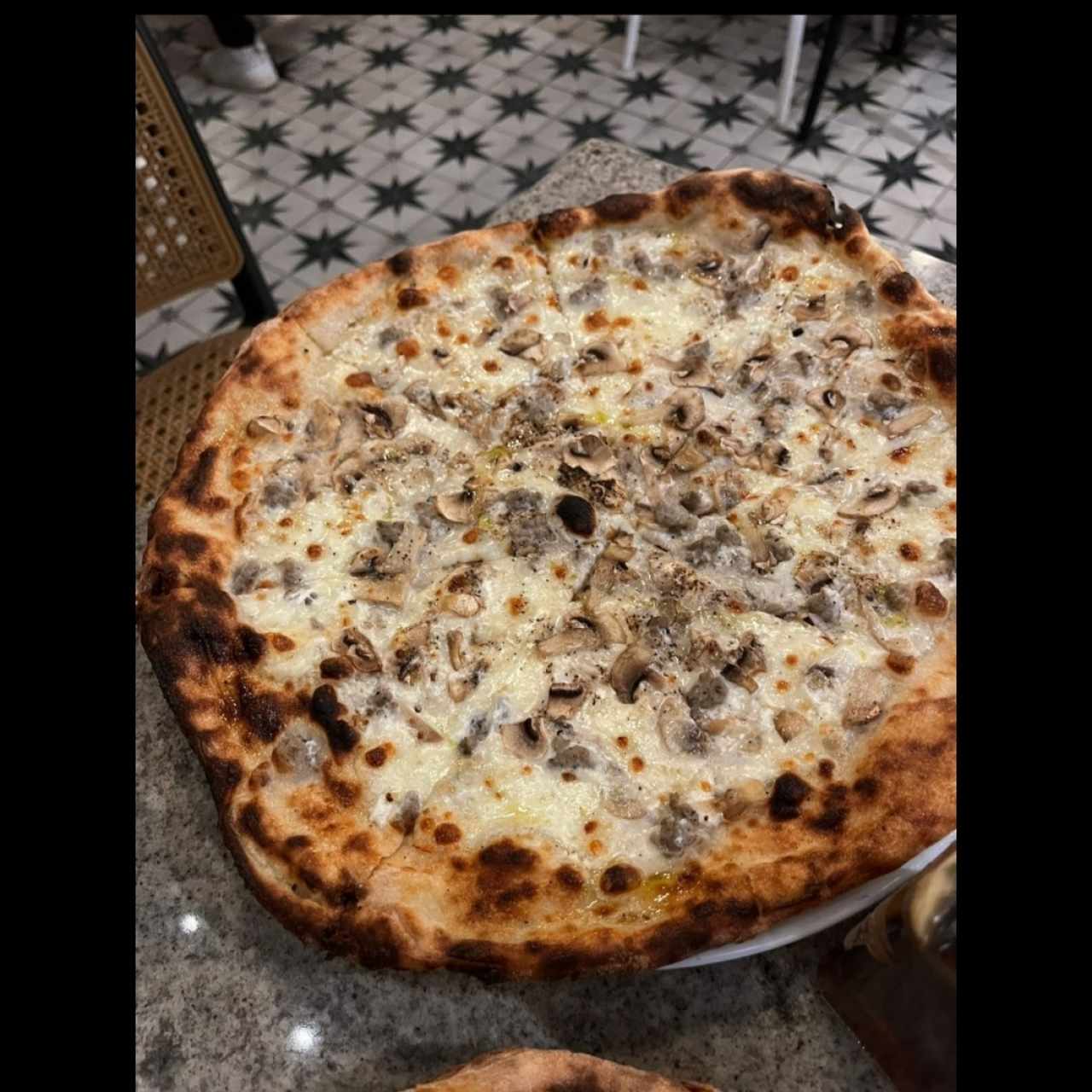 pizza blanca chorizo hongos
