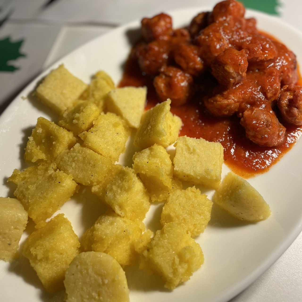 Salchicha con polenta frita