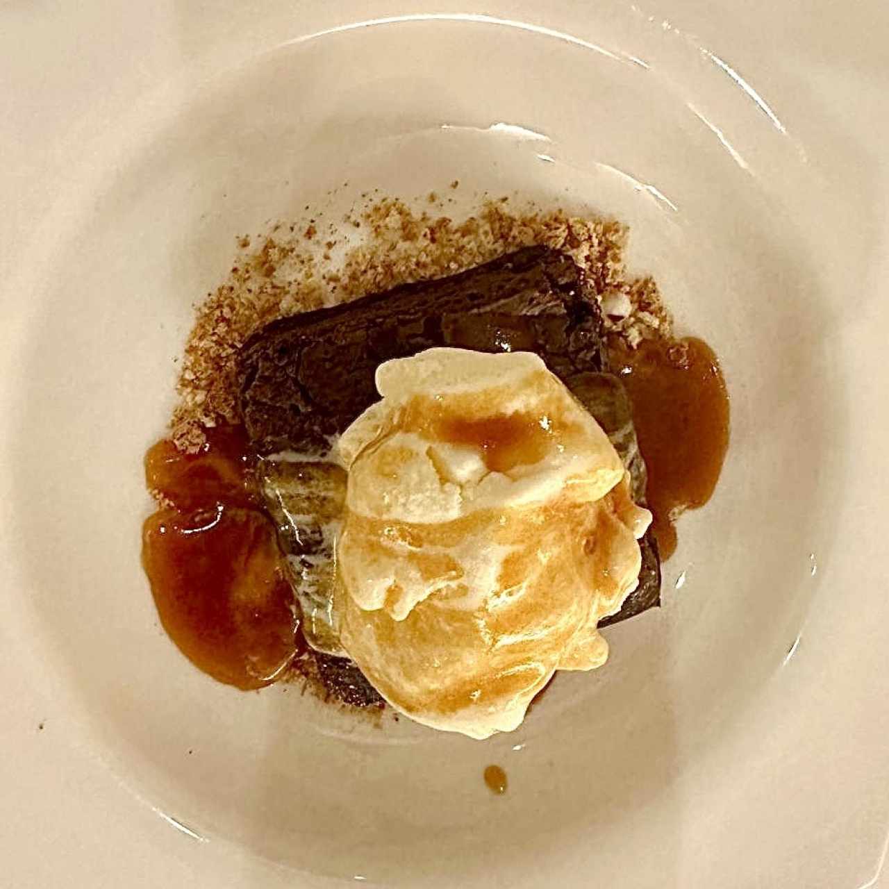 Brownie con helado de vainilla y salsa de caramelo 