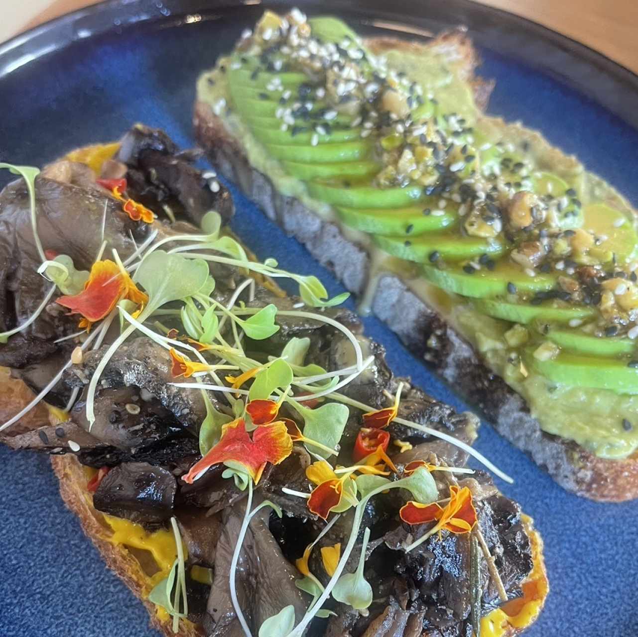 hongos y avocado toast