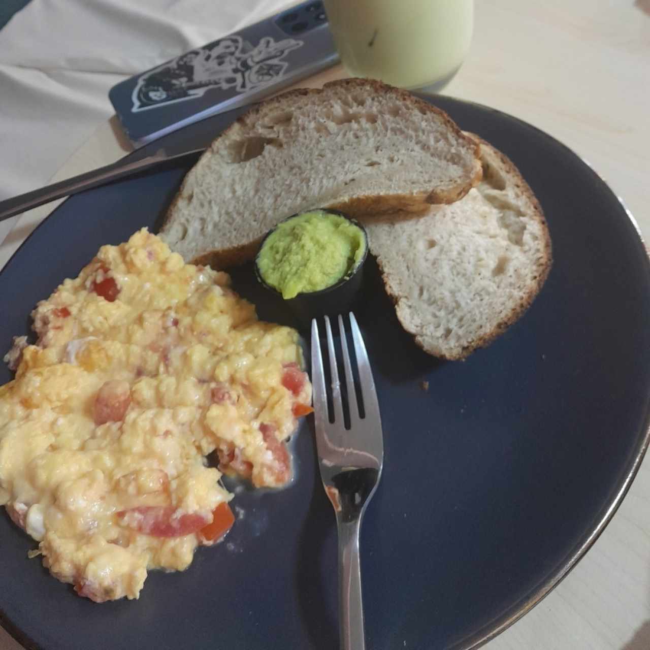 huevos perico con pan masa madre y guacamole