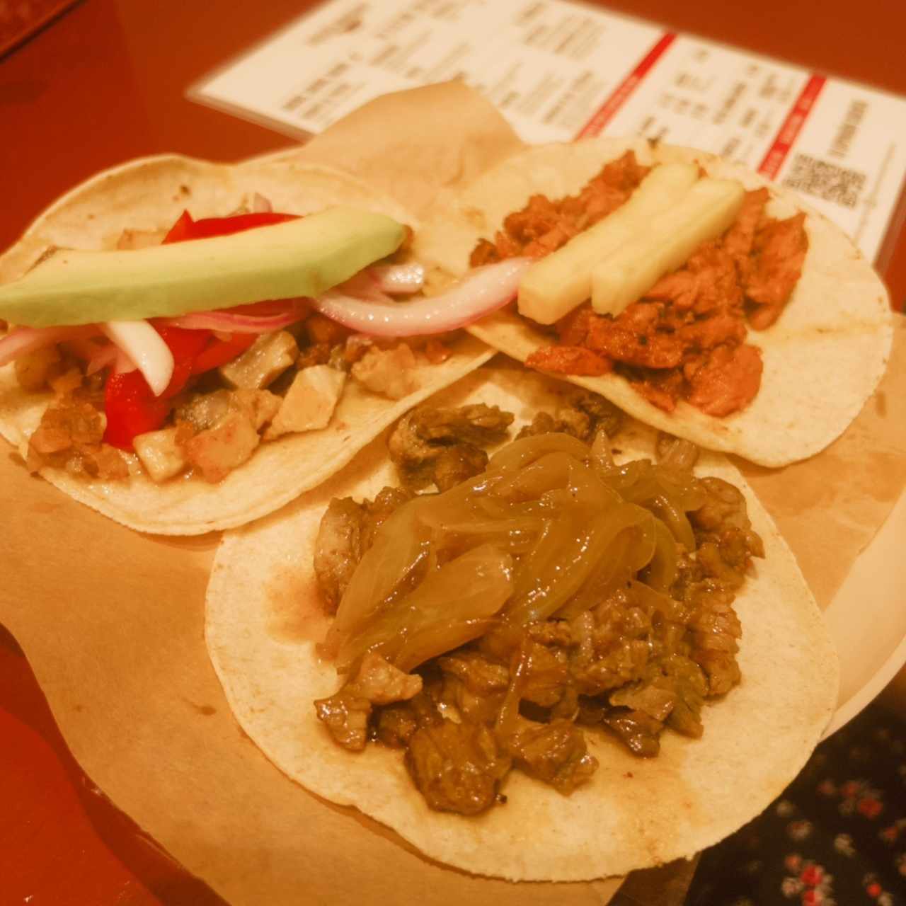 Trompo al pastor, chicharrón y bistec