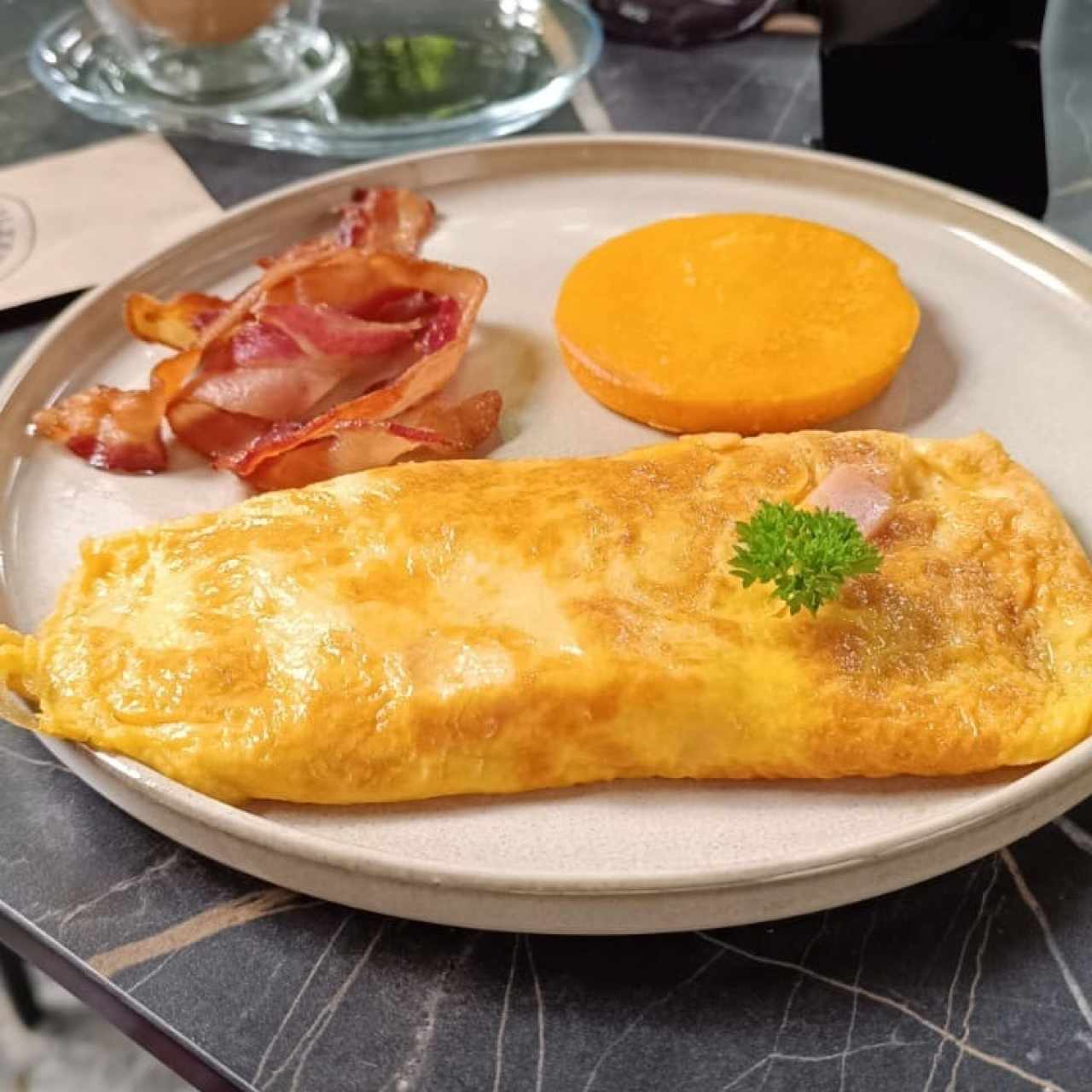 Omelete con tortilla y bacon