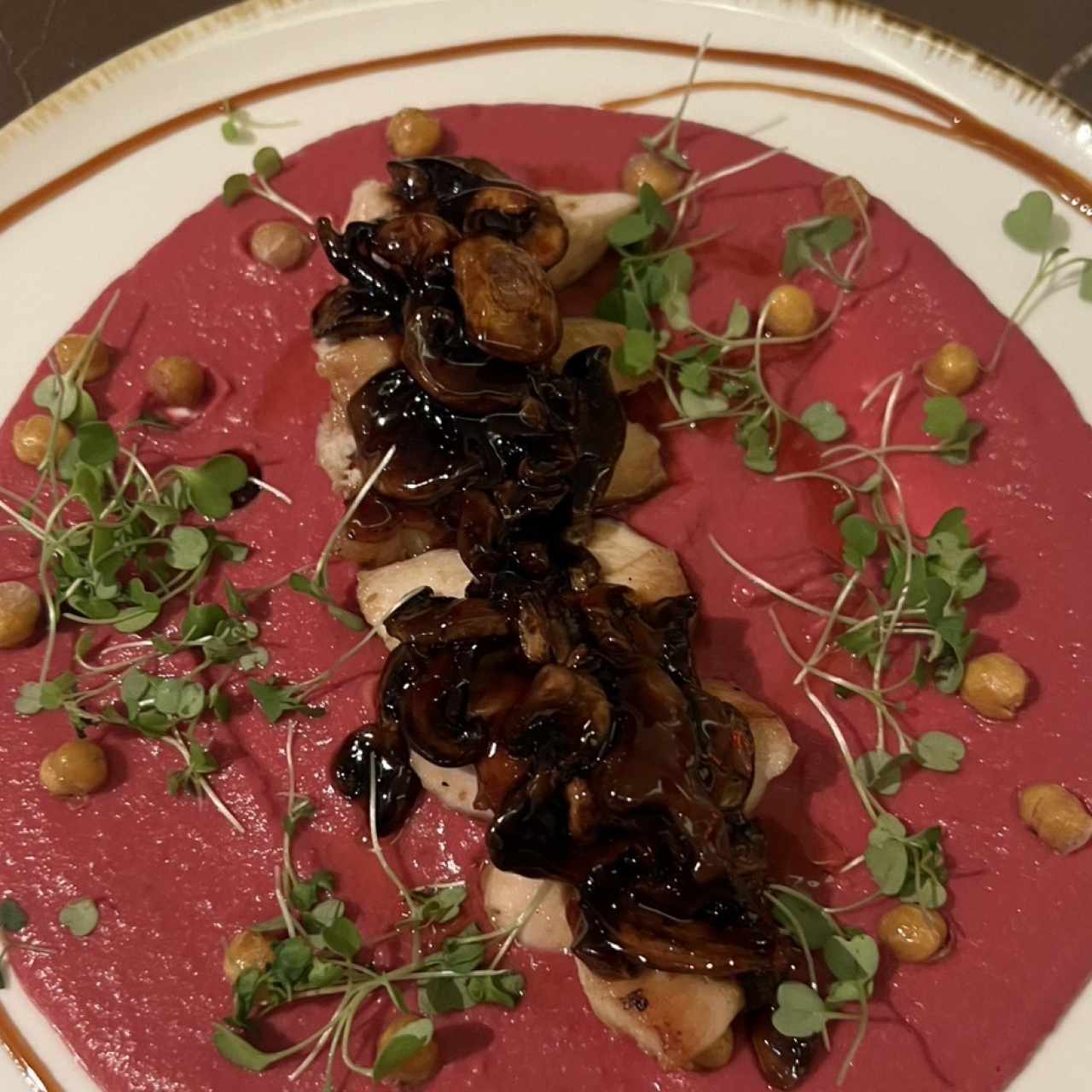 Pollo con humus y hongos glaseados